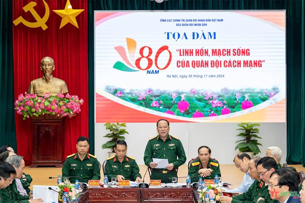 Thiếu tướng Đoàn Xuân Bộ, Bí thư Đảng ủy, Tổng biên tập Báo Quân đội nhân dân phát biểu khai mạc và đề dẫn tọa đàm.