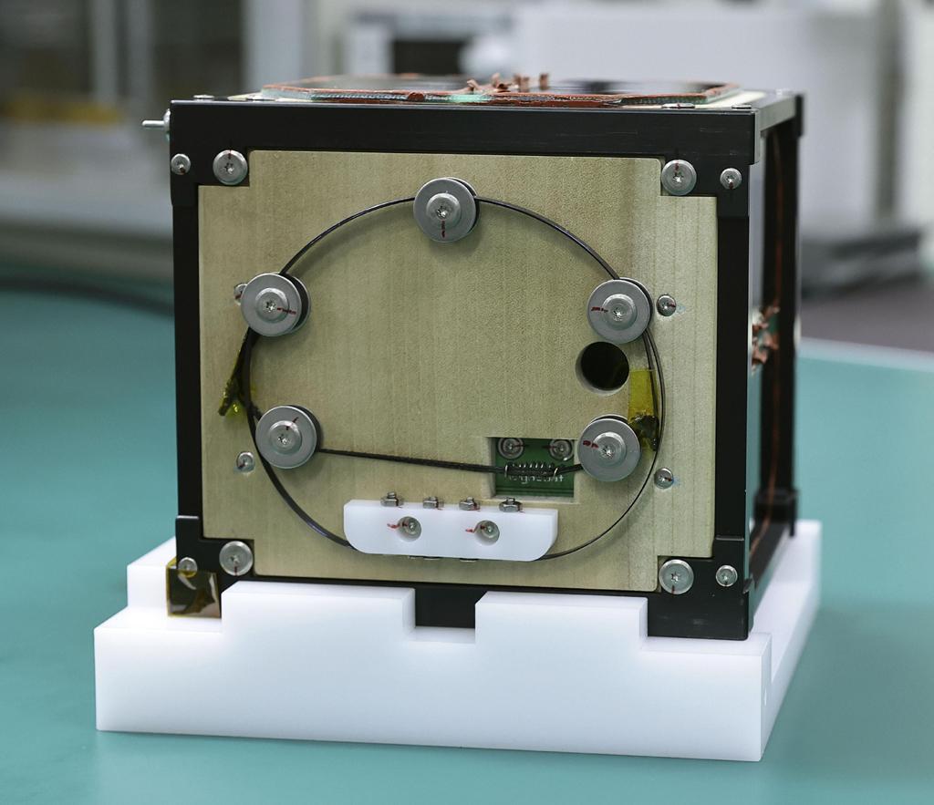 Vệ tinh bằng gỗ LignoSat là kết quả nghiên cứu giữa Đại học Kyoto và Tập đoàn xây dựng Sumitomo Forestry. Ảnh: Kyodo/TTXVN