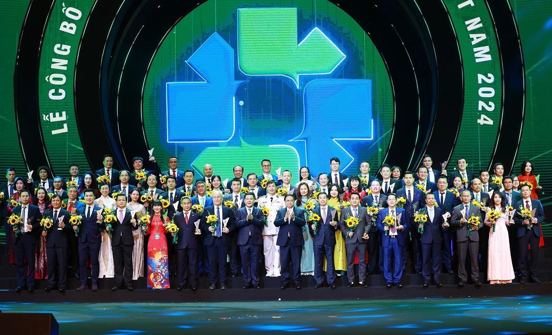 Thủ tướng Chính phủ Phạm Minh Chính trao chứng nhận sản phẩm đạt Thương hiệu Quốc gia lần thứ 9 cho đại diện các thương hiệu.