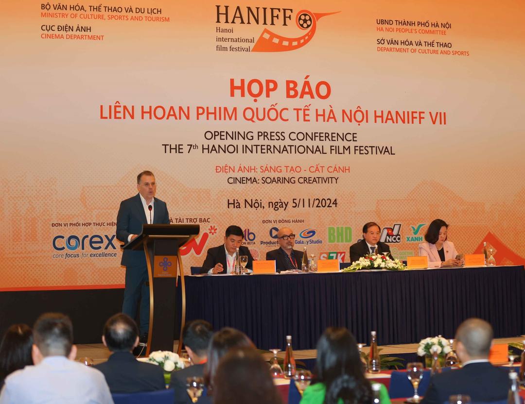 Quang cảnh buổi họp báo Liên hoan Phim quốc tế Hà Nội lần thứ VII.