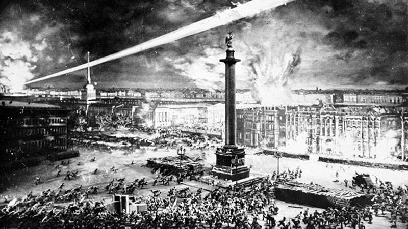 Ðêm 7/11/1917 (25/10 theo lịch Nga cũ), quân khởi nghĩa tấn công vào Cung điện Mùa Ðông ở Petrograd, mở đầu cuộc Cách mạng Tháng Mười Nga. (Ảnh tư liệu)