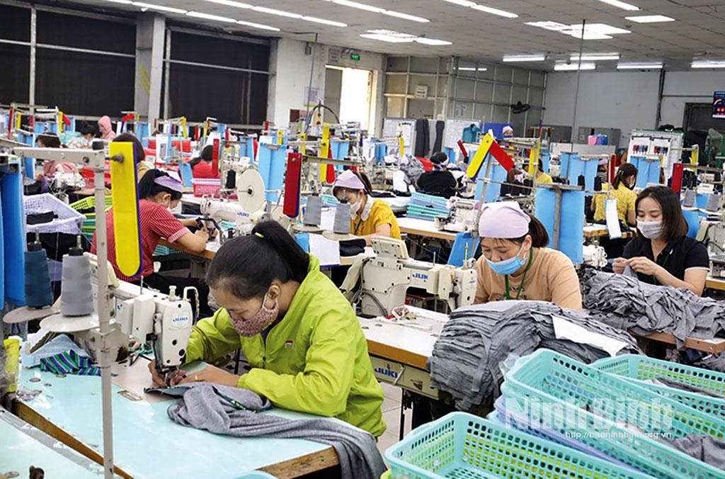 Công nhân Công ty TNHH Great Global International, KCN Gián Khẩu (Gia Viễn) sản xuất hàng may xuất khẩu. Ảnh: Minh Quang