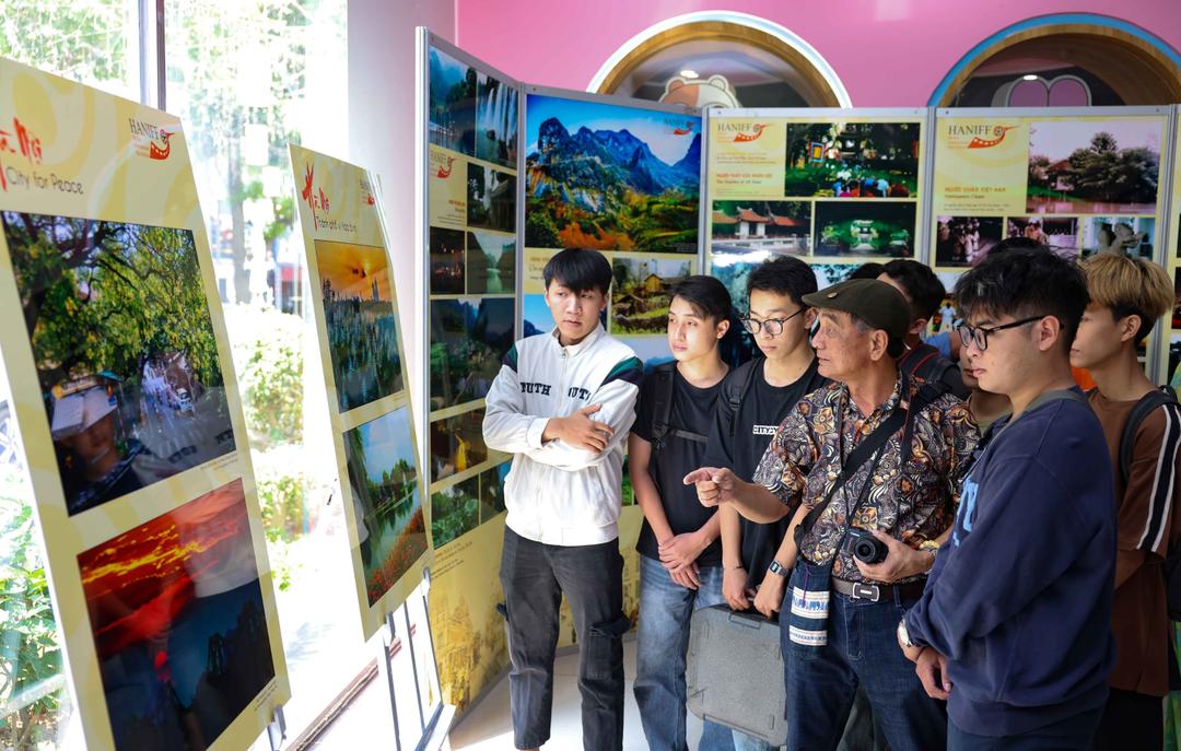 Các đại biểu dự Triển lãm ảnh “Các di sản của Việt Nam được UNESCO công nhận - Trải nghiệm qua các thước phim điện ảnh”.