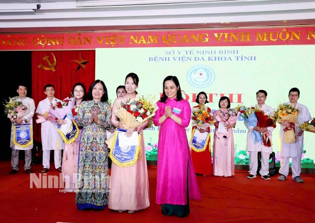 Lãnh đạo Sở Y tế và lãnh đạo Bệnh viện Đa khoa tỉnh trao giải cho thí sinh đoạt giải nhất Hội thi.