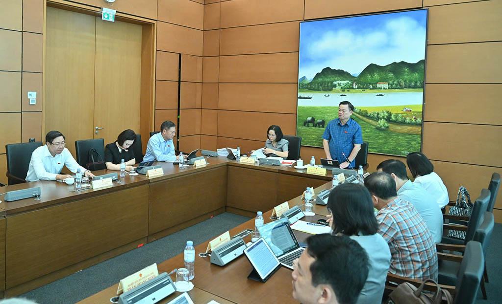 Các đại biểu tham gia thảo luận tại tổ số 12.