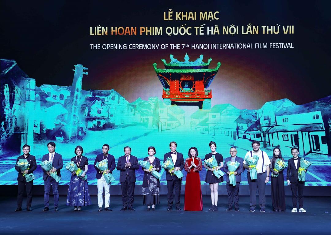 Ban tổ chức tặng hoa Ban Giám khảo Liên hoan.