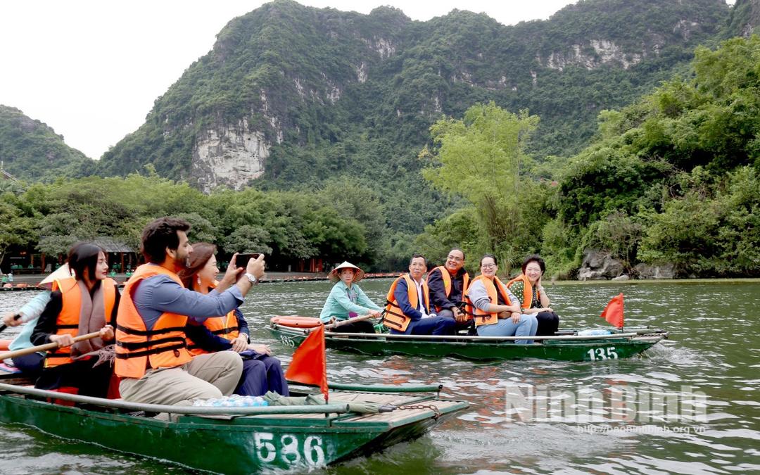 Nhiều đoàn khách du lịch quốc tế chọn Ninh Bình là điểm đến.