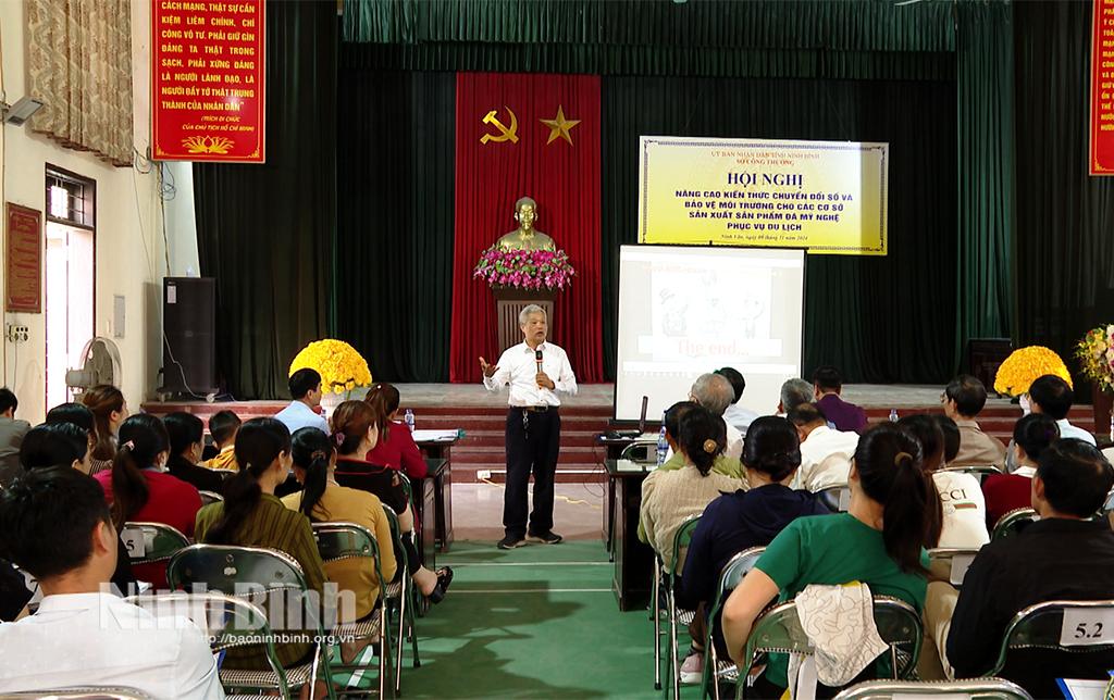 Các chuyên gia kinh tế truyền đạt kiến thức chuyển đổi số và bảo vệ môi trường cho các cơ sở sản xuất sản phẩm đá mỹ nghệ xã Ninh Vân, huyện Hoa Lư.