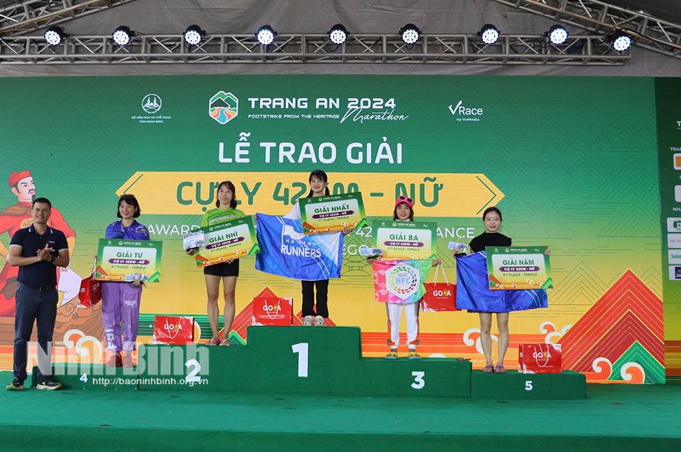 Ban tổ chức trao giải nội dung nữ chạy 42km.