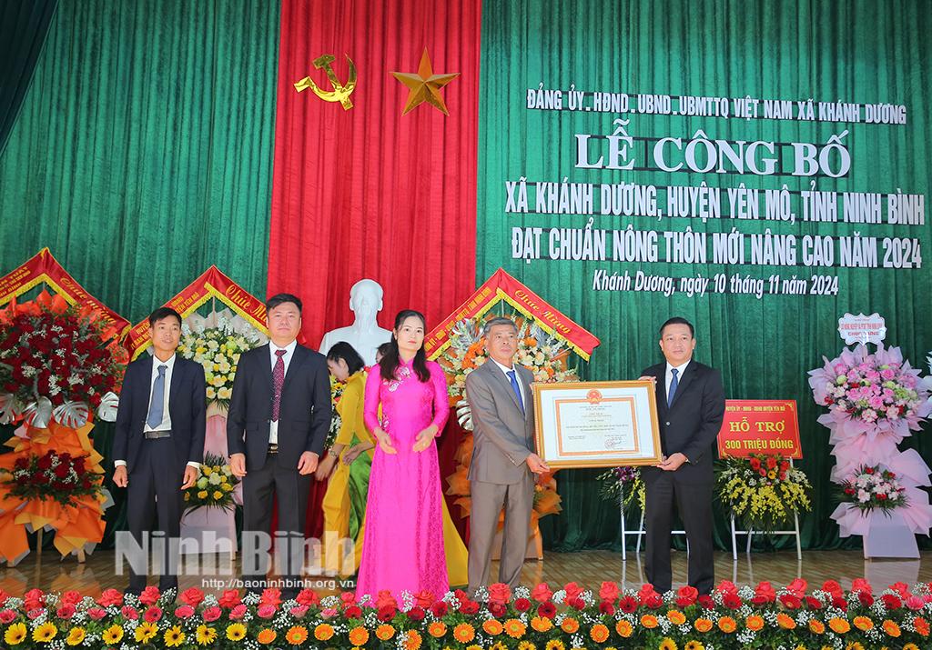 Đồng chí Phó Chủ tịch UBND tỉnh Nguyễn Cao Sơn trao Bằng công nhận đạt chuẩn nông thôn mới cho Đảng bộ, chính quyền và nhân dân xã Khánh Dương.