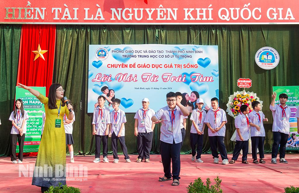 Chuyên gia tâm lý Trung tâm Tư vấn giáo dục-Tâm lý học đường Mon Happy truyền đạt chuyên đề “Lời nói từ trái tim”.