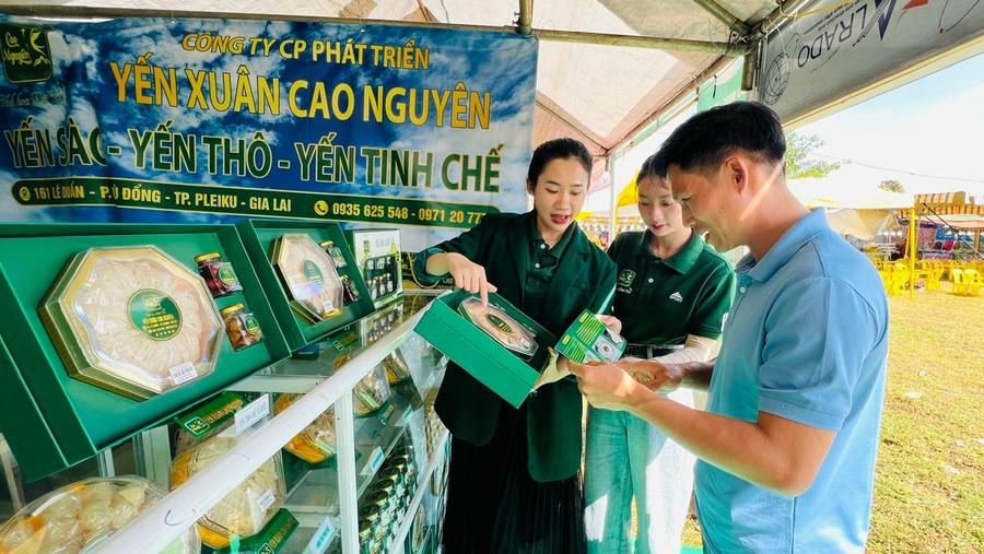 Quản lý hàng hóa Công ty cổ phần phát triển Yến Xuân Cao Nguyên giới thiệu sản phẩm với khách hàng.