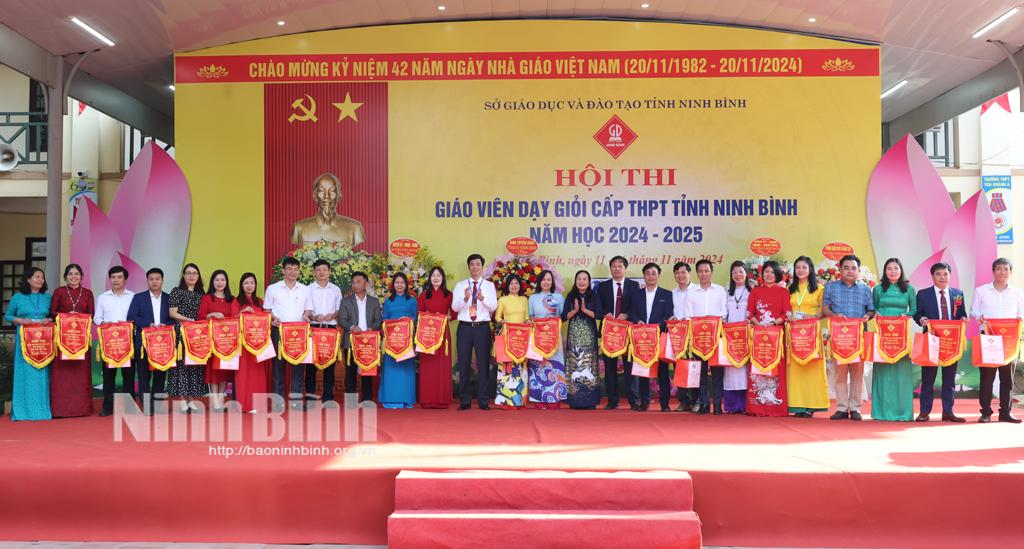 Ban tổ chức trao cờ lưu niệm cho các đoàn tuyển tham gia Hội thi.