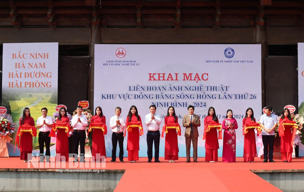 Các đại biểu cắt băng khai mạc Liên hoan.