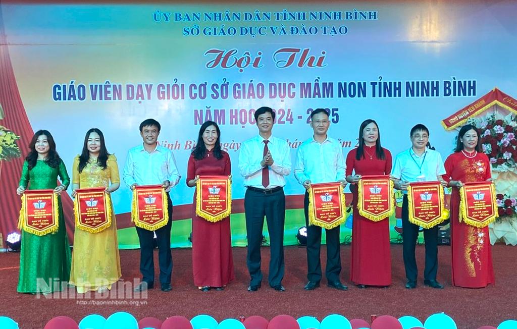 Lãnh đạo Sở Giáo dục và Đào tạo tặng Cờ lưu niệm cho các Đoàn tham gia hội thi.