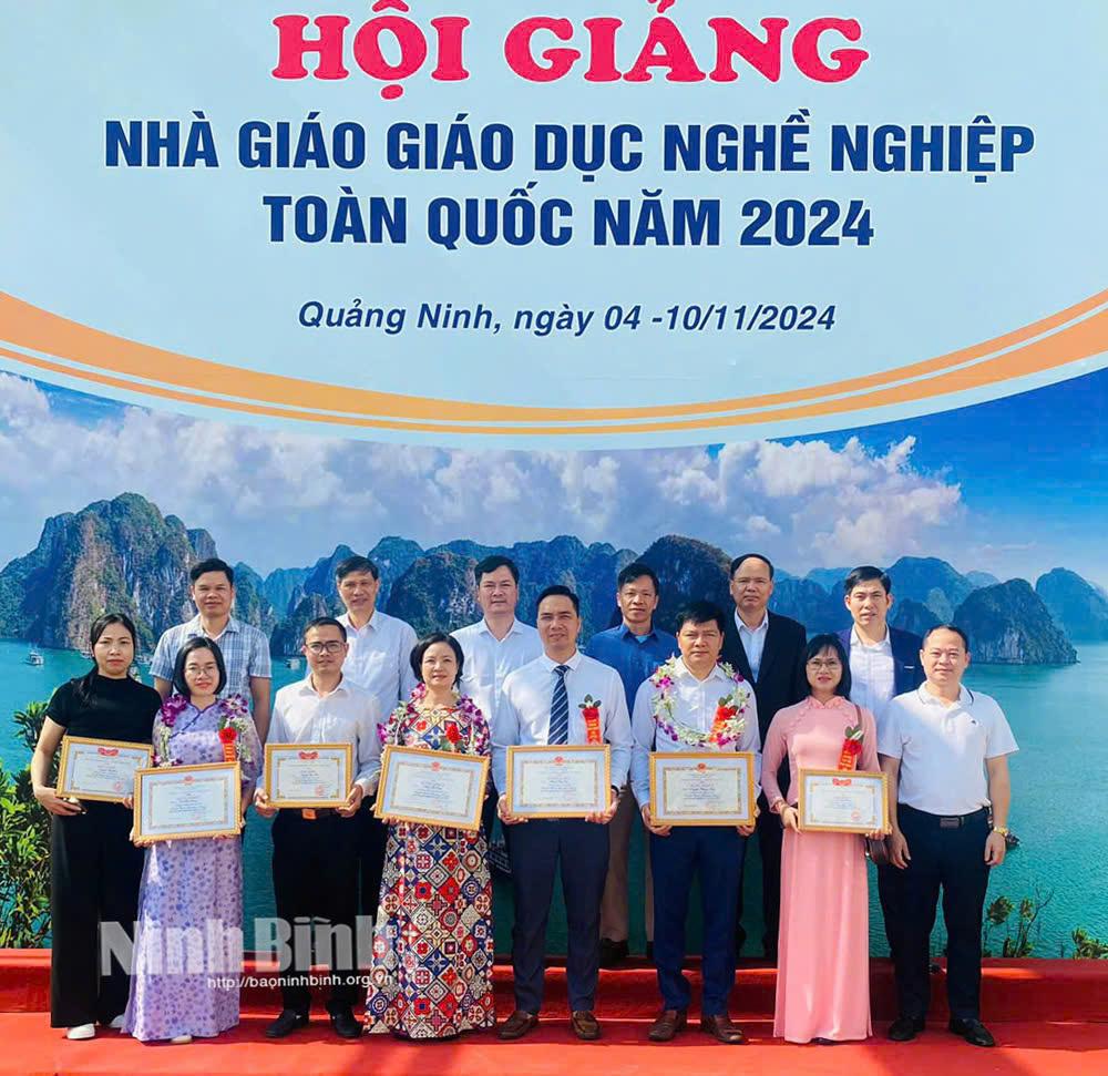 Các thí sinh của tỉnh Ninh Bình đạt giải tại Hội giảng.