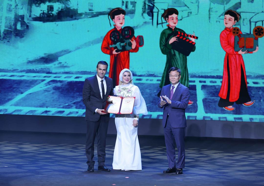 Phó Thủ tướng Lê Thành Long trao giải Phim dài xuất sắc nhất cho bộ phim “Hard Shell” (Vỏ bọc) của Iran.