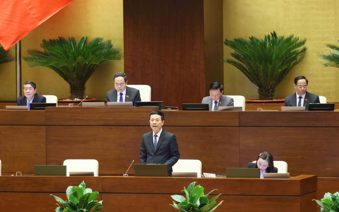 Bộ trưởng Bộ Thông tin và Truyền thông Nguyễn Mạnh Hùng trả lời chất vấn.