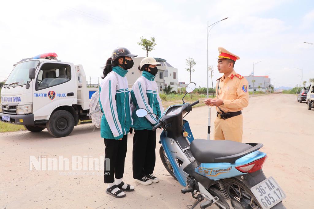 Lực lượng Cảnh sát giao thông Công an huyện Kim Sơn kiểm tra việc chấp hành Luật giao thông đường bộ của học sinh trên địa bàn.