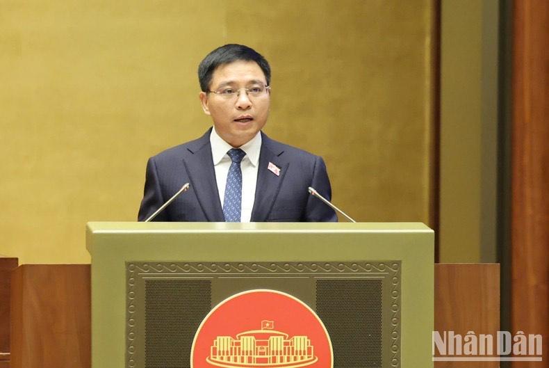 Bộ trưởng Giao thông vận tải Nguyễn Văn Thắng trình bày Tờ trình.