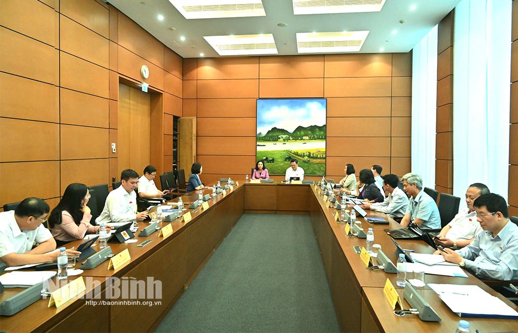 Các đại biểu thảo luận tại Tổ số 12.