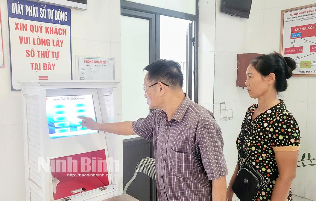 Người dân Yên Mô được hướng dẫn thực hiện các thủ tục hành chính trên môi trường điện tử.