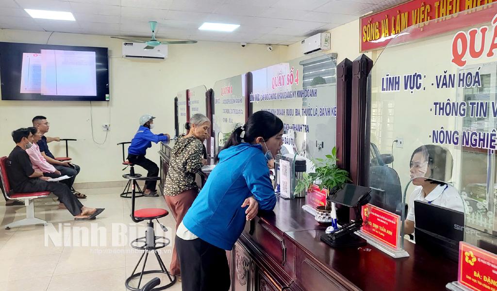 Người dân Yên Mô được hướng dẫn thực hiện các thủ tục hành chính trên môi trường điện tử.