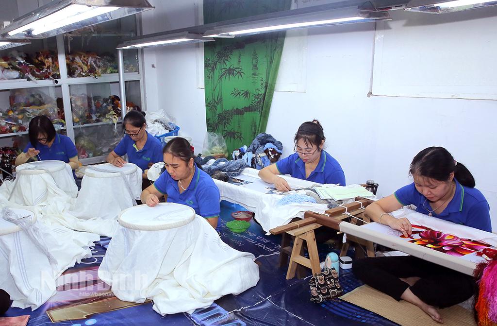 Công nhân Công ty TNHH Thêu ren Mặt Trời Xanh, xã Ninh Thắng (Hoa Lư) làm hàng thêu xuất khẩu. Ảnh: Anh Tuấn