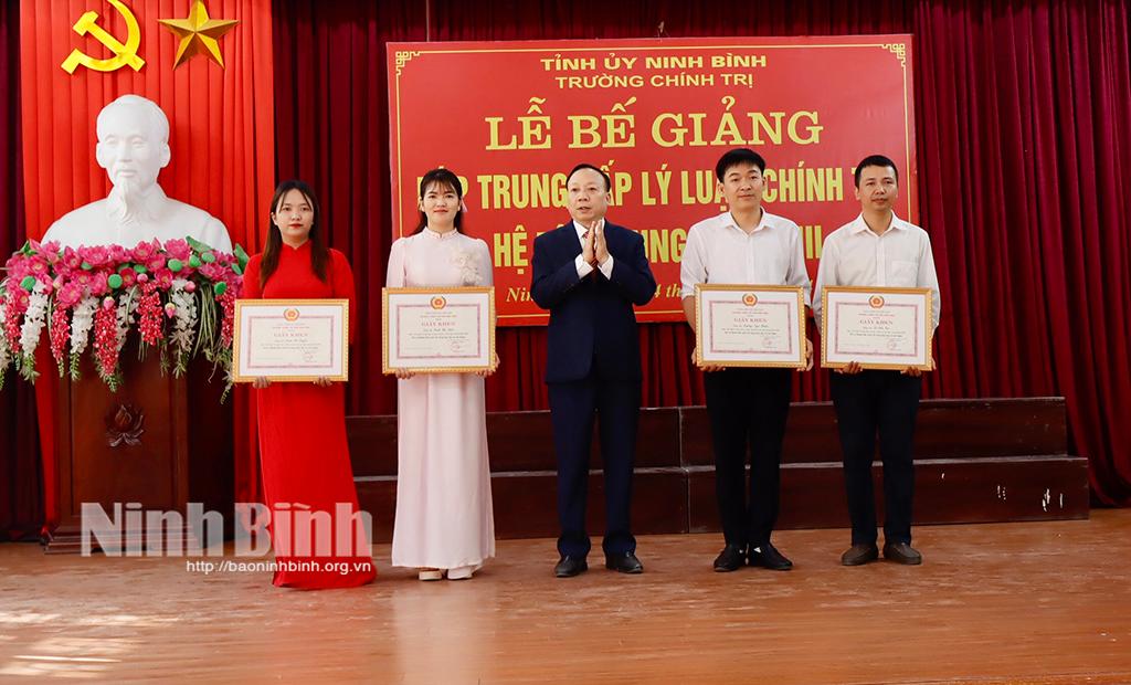 Đại diện lãnh đạo Trường Chính trị tỉnh trao giấy khen cho các học viên đạt thành tích cao trong học tập.