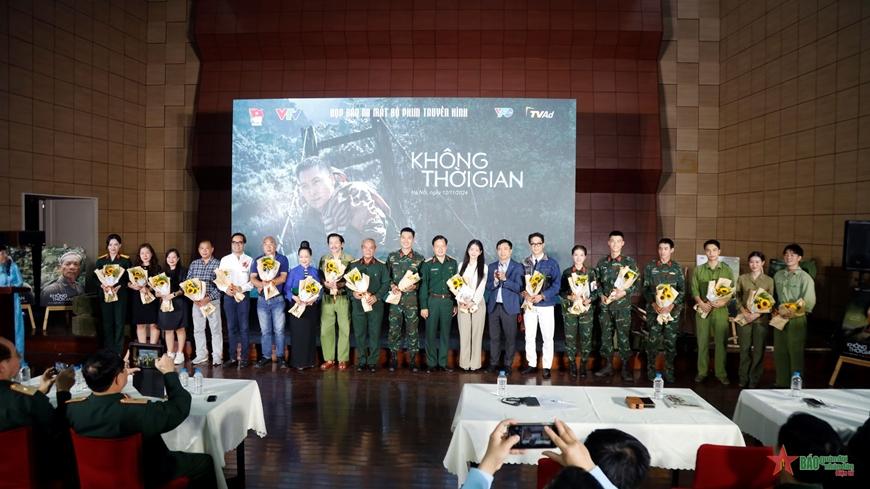 Lãnh đạo Cục Tuyên huấn, Tổng cục Chính trị QĐND Việt Nam và Đài Truyền hình Việt Nam tặng hoa chúc mừng đoàn làm phim.