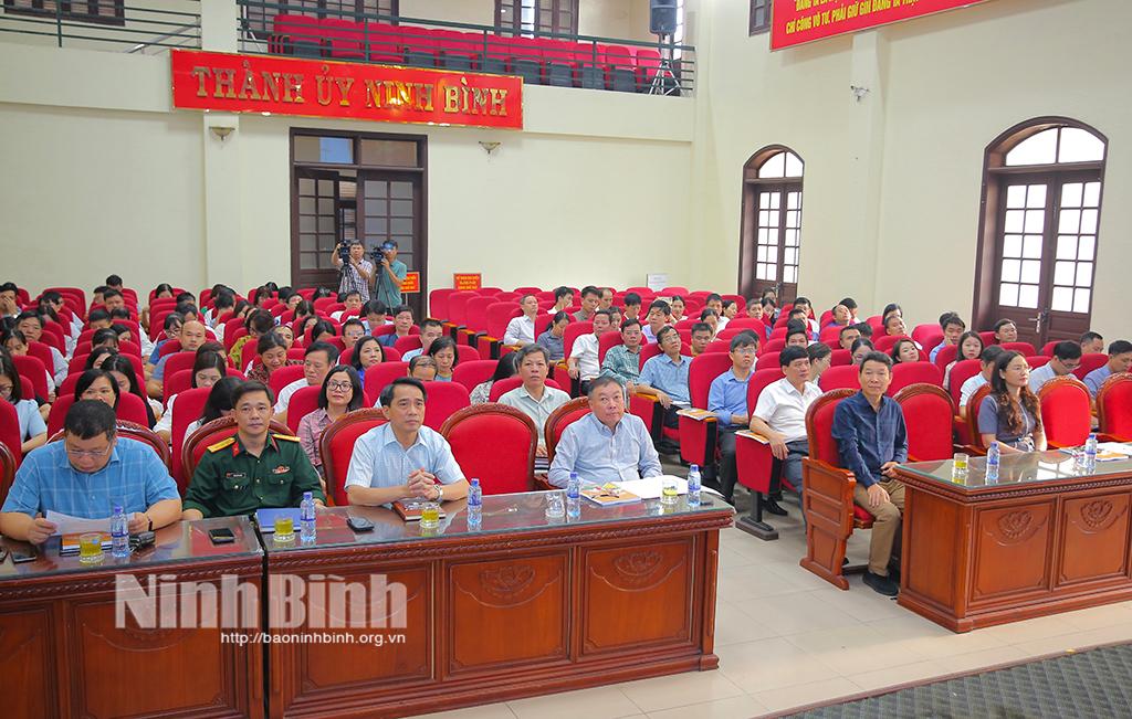 Các đại biểu dự lớp bồi dưỡng tại Hội trường Thành ủy Ninh Bình. Ảnh: Anh Tuấn