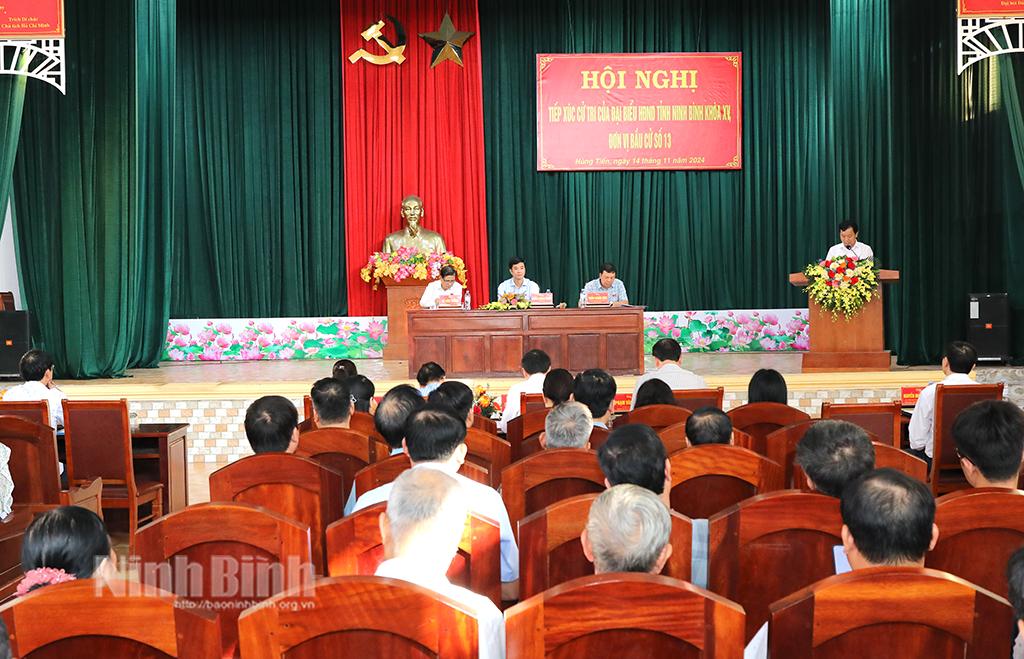 Quang cảnh hội nghị tiếp xúc với cử tri.