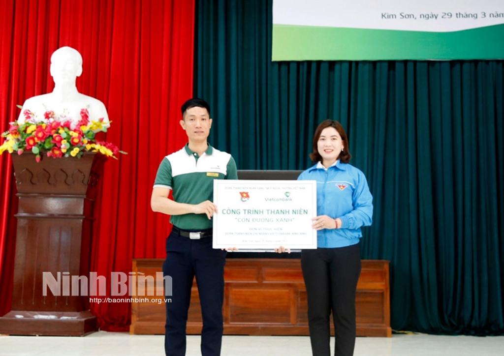 Đoàn Thanh niên Vietcombank Ninh Bình tích cực hưởng ứng phong trào trồng cây "Vì một Việt Nam xanh". Ảnh CTV
