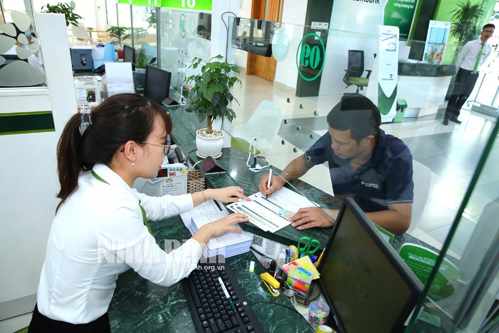 Vietcombank chi nhánh Ninh Bình tích cực chuyển đổi số. Ảnh: Anh Tuấn