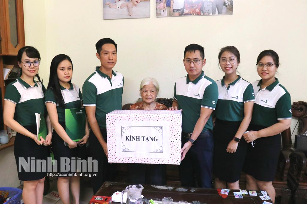 Chi đoàn Thanh niên Vietcombank Ninh Bình tặng quà cho hộ gia đình chính sách nhân kỷ niệm Ngày Thương binh, liệt sĩ 27/7