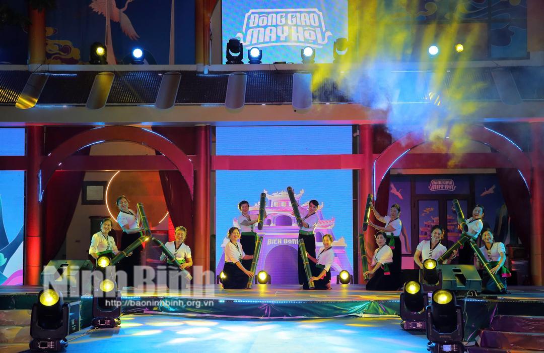 Tiết mục biểu diễn tại chương trình.