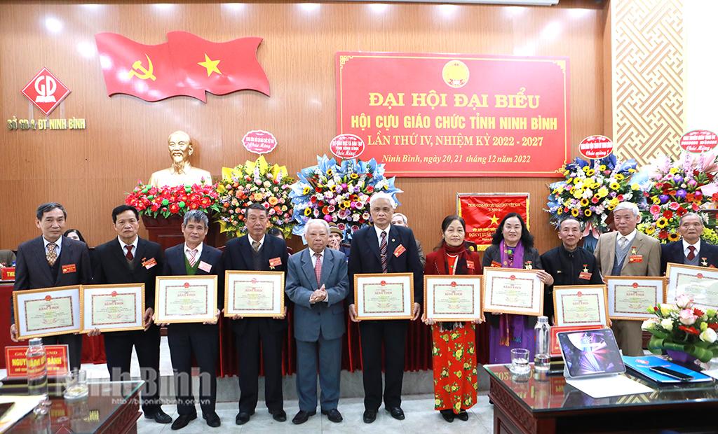Lãnh đạo Hội Cựu giáo chức Việt Nam trao Bằng khen của Trung ương Hội cho các tập thể, cá nhân tỉnh Ninh Bình có thành tích trong công tác Hội. Ảnh: Minh Quang