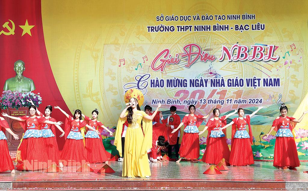 Tiết mục văn nghệ chào mừng Ngày Nhà giáo Việt Nam (20/11) của học sinh Trường THPT Ninh Bình-Bạc Liêu. Ảnh: Minh Quang