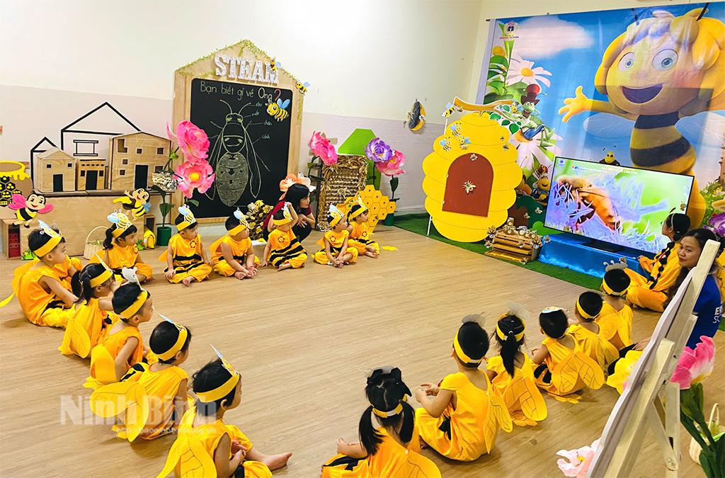 Phần thực hành một hoạt động giáo dục tại Hội thi của giáo viên lớp Mầm non độc lập tư thục EinStein (thành phố Ninh Bình).