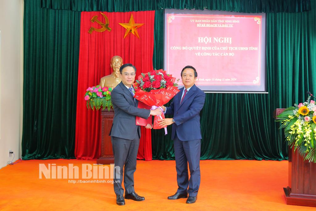 Đồng chí Phó Bí thư Tỉnh uỷ, Chủ tịch UBND tỉnh trao Quyết định, tặng hoa chúc mừng đồng chí Đặng Thái Sơn.