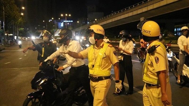 Cảnh sát giao thông xử lý các hành vi vi phạm an toàn giao thông.