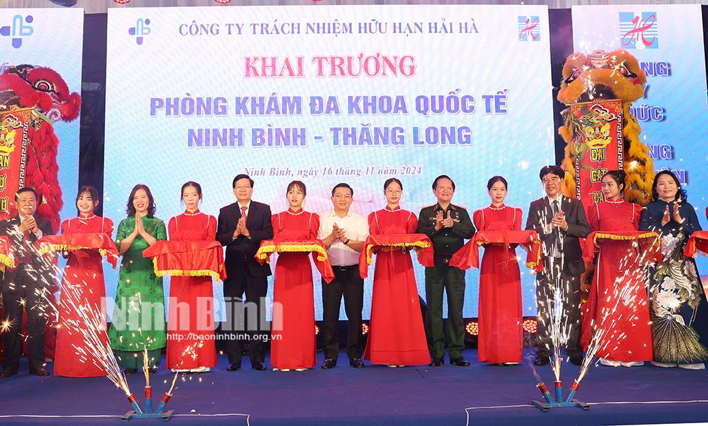 Các đại biểu cắt băng khai trương Phòng khám Đa khoa Quốc tế Thăng Long Ninh Bình.