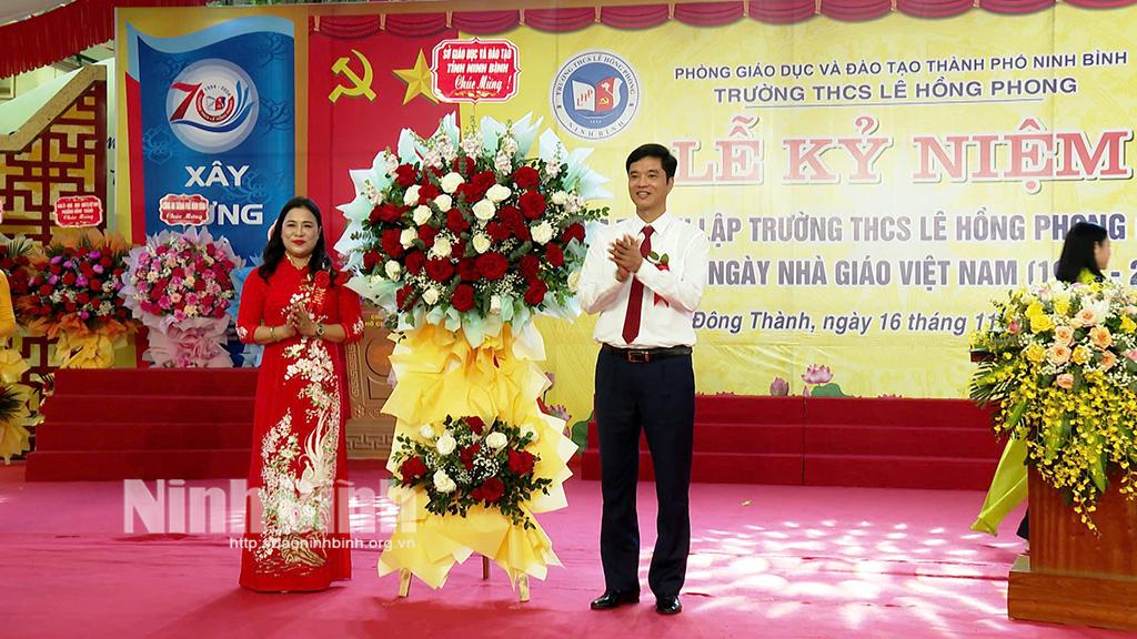 Lãnh đạo Sở Giáo dục và Đào tạo tặng hoa chúc mừng tập thể nhà trường.