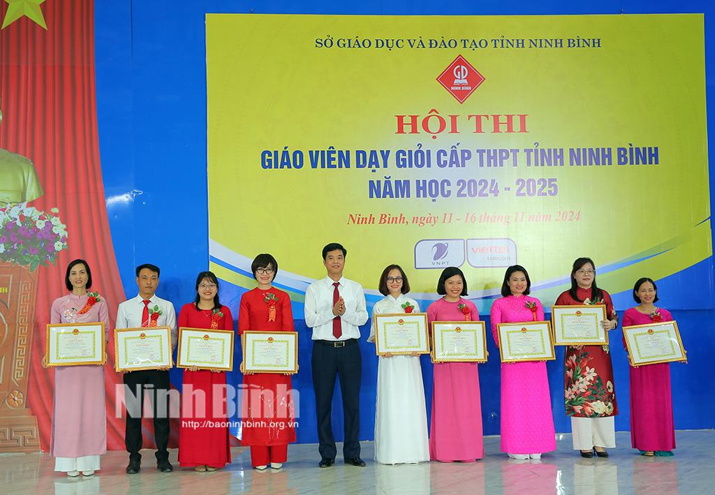 Lãnh đạo Sở Giáo dục và Đào tạo trao giấy khen cho 9 giáo viên đạt thành tích xuất sắc.