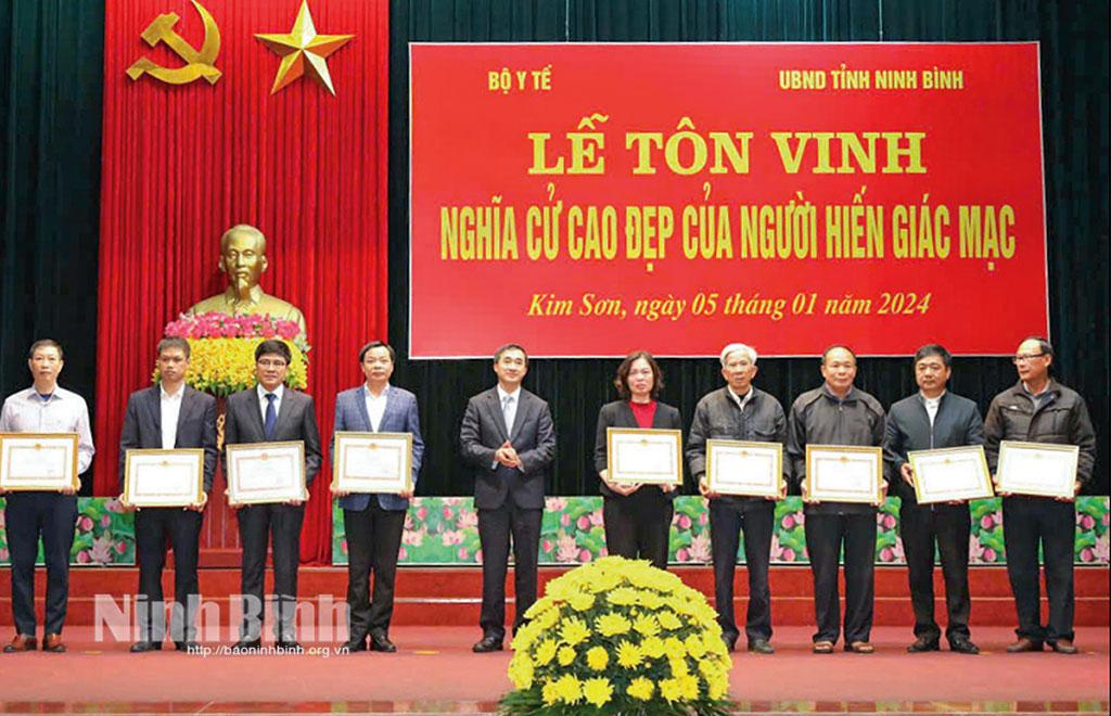 Lãnh đạo Bộ Y tế trao Bằng khen cho các tập thể, cá nhân tỉnh Ninh Bình có thành tích trong công tác vận động, hiến tặng giác mạc. Ảnh: Minh Quang