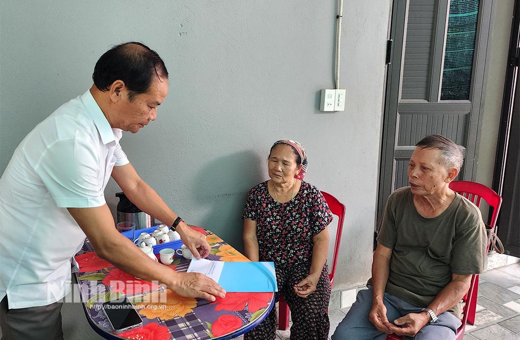 Lãnh đạo sở Giao thông Vận tải thăm hỏi, tặng quà gia đình bà Vũ Thị Toán (xã Gia Xuân, huyện Gia Viễn, có con dâu bị tử vong do TNGT)