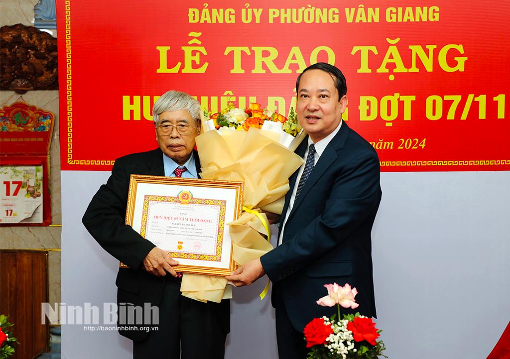 Đồng chí Mai Văn Tuất, Phó Bí thư Thường trực Tỉnh ủy, Chủ tịch HĐND tỉnh trao tặng Huy hiệu 65 năm tuổi Đảng, tặng hoa chúc mừng đồng chí Nguyễn Thanh Túc, nguyên Phó Bí thư Thường trực Tỉnh uỷ, nguyên Chủ tịch HĐND tỉnh.