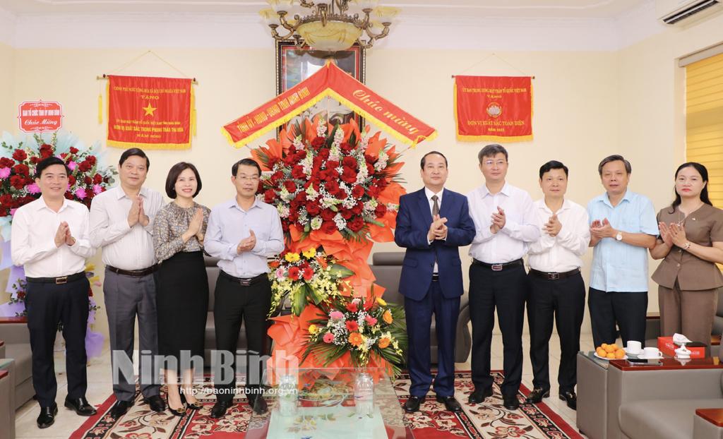 Đồng chí Mai Văn Tuất, Phó Bí thư Thường trực Tỉnh uỷ, Chủ tịch HĐND tỉnh tặng hoa chúc mừng lãnh đạo, cán bộ, công chức, nhân viên cơ quan Uỷ ban MTTQ Việt Nam tỉnh.