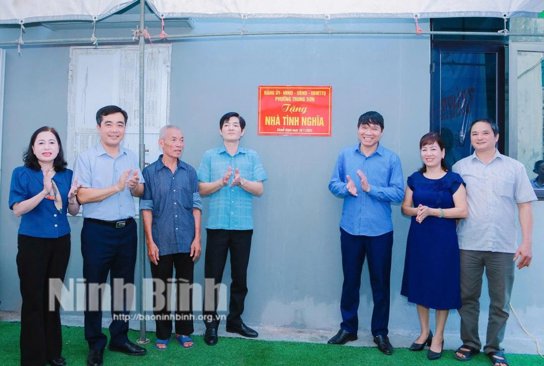 Khánh thành và bàn giao nhà tình nghĩa cho gia đình bà Nguyễn Thị Thanh.