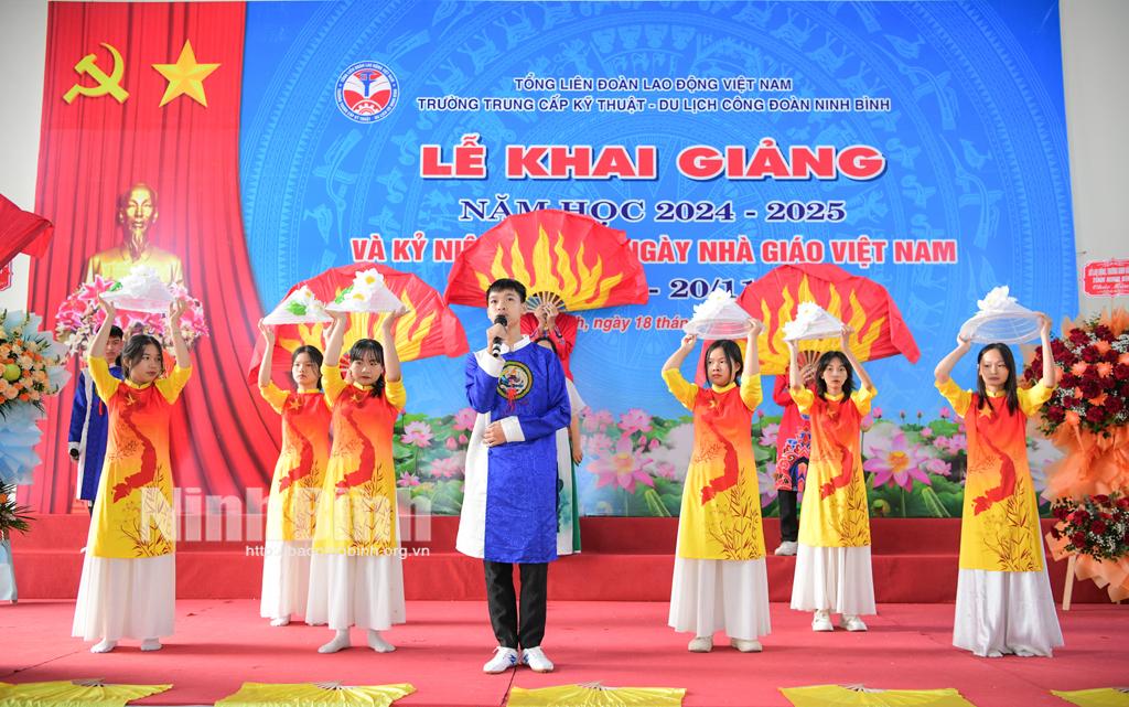 Tiết mục văn nghệ tại Lễ khai giảng.